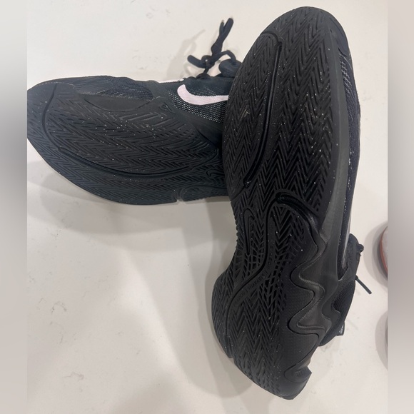 Black basketball shoes aize 9.5 mens - Picture 2 of 5